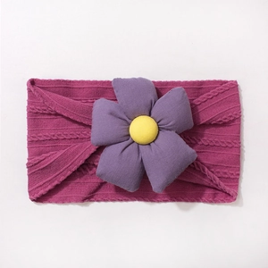 Bandeau bébé en tricot jacquard avec grande fleur violette et texture douce rose