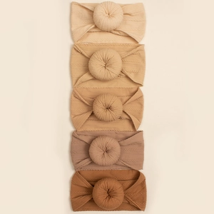 Set de cinco diademas elásticas para bebé con nudo de donut en tonos degradados café