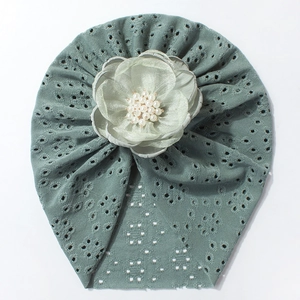 Nahaufnahme von Baby-Turban-Stoff mit atmungsaktivem Lochmuster und einer 3D-Blumendekoration