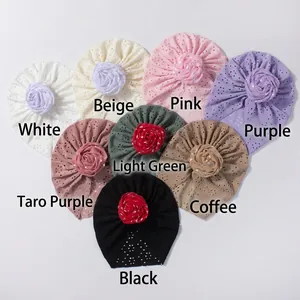 Présentation de 8 bonnets creux respirants pour bébés avec roses en tissu et paillettes argentées