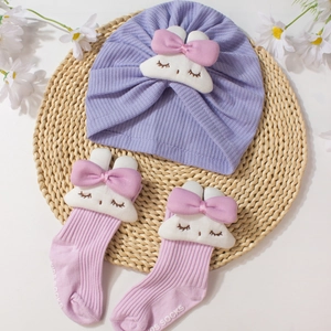 Ensemble bébé bonnet turban lilas et chaussettes roses avec motif lapin mignon