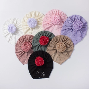 Huit couleurs de turbans bébé en broderie ajourée avec roses plissées sur fond blanc