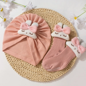 Ensemble bonnet et chaussettes rose pour bébé avec oreilles de lapin et nœud en satin
