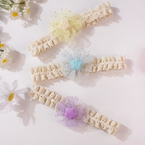Set di tre fasce per neonati in pizzo con fiori di rete e stelle lucide in colori pastello
