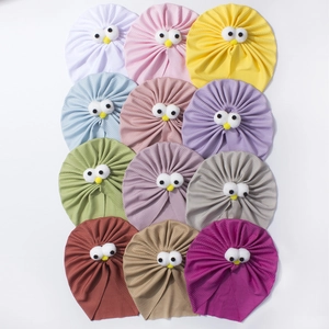 Bonnet en tricot côtelé pour bébé avec yeux rigolos disponible en 12 couleurs