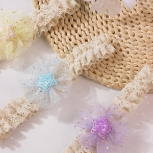 Set di tre fasce per neonati con stelle di paillettes e pizzo su sfondo intrecciato