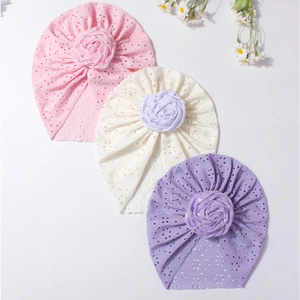 Bonnets turban pour bébé avec grandes roses en tissu et broderie ajourée respirante