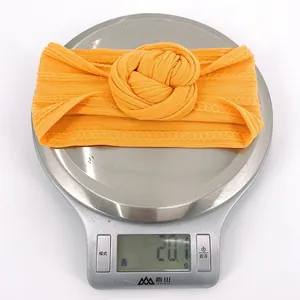 Dettaglio della fascia per capelli in nylon con fiore dal peso di 20,1 grammi