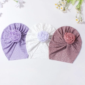 Lot de trois bonnets respirants en dentelle pour bébé avec fleurs 3D pailletées