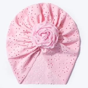 Détail du bonnet turban rose pour bébé avec tissu ajouré respirant et fleur de rose