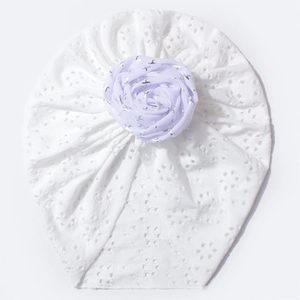 Bonnet turban bébé en dentelle blanche avec une grande fleur violette pailletée