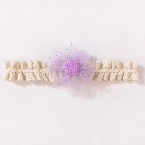 Dettaglio fascia per neonati in pizzo con fiore di tulle viola e stella di paillettes