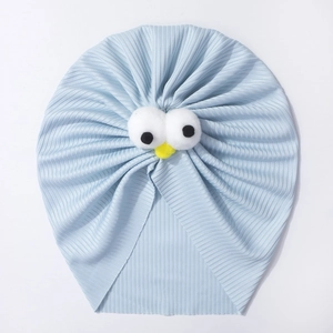 Bonnet bébé côtelé bleu clair avec de grands yeux drôles et un tissu en coton respirant