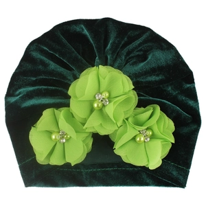 Bonnet turban bébé en velours vert foncé avec fleurs en mousseline et perles