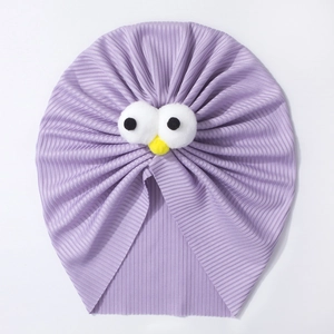 Détail du bonnet turban pour bébé lilas avec de gros yeux en peluche et maille côtelée