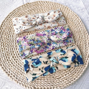 Lot de trois bandeaux pour bébé à imprimé floral avec nœuds mignons sur fond de paille