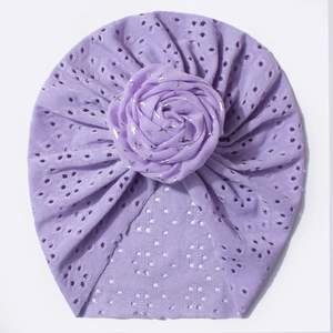 Détail du tissu ajouré respirant et de la rose violette sur le turban pour bébé