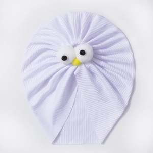 Détail du bonnet côtelé lilas pour bébé avec yeux en peluche mignons et bec jaune vif