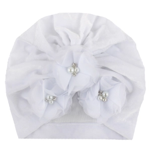 Détail du turban blanc pour bébé avec trois grandes fleurs en tissu, perles et strass