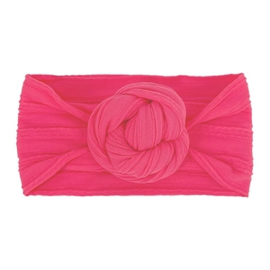 Dettaglio della fascia per neonati in nylon a coste magenta con un grande nodo a sfera