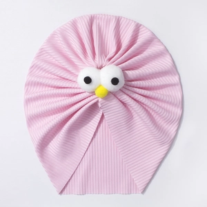 Détail du bonnet rose pour bébé avec yeux de dessin animé et texture en maille côtelée