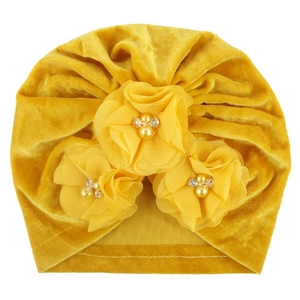 Bonnet turban bébé en velours jaune gingembre avec trois fleurs en mousseline et perles