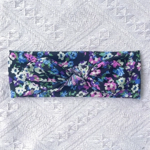 Bandeau bébé à imprimé floral avec nœud oreilles de lapin sur tissu côtelé marine