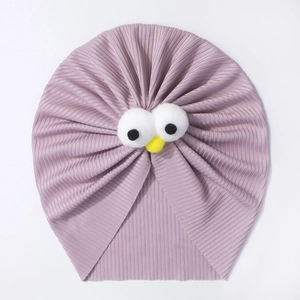 Détail du bonnet turban bébé en maille côtelée violette avec yeux de monstre dessin