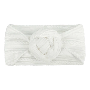 Dettaglio fascia per neonata in maglia bianca con nylon elastico e grande nodo a pompon
