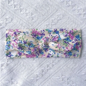 Bandeau bébé à motif floral avec nœud oreilles de lapin sur fond de dentelle blanche
