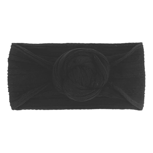 Dettaglio della fascia per neonati in nylon nero morbido con un nodo a fiore delicato