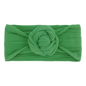Dettaglio fascia neonata verde in nylon elastico con trama a coste e nodo centrale morbido