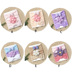 Vue détaillée de bandeaux élastiques pour bébé avec nœuds et fleurs en ensemble de 3 pièces