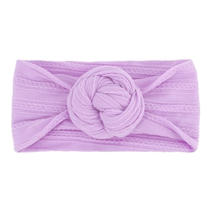 Dettaglio fascia per neonati color lavanda con trama intrecciata e nodo a ciambella
