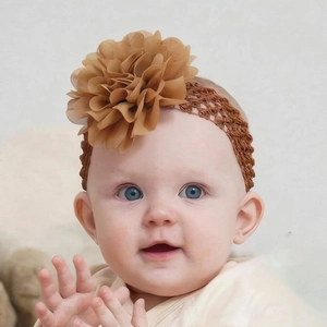 Détail du bandeau pour bébé avec fleurs en mousseline marron et maille tricotée