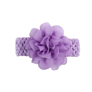 Détail de la fleur en mousseline violet clair sur un bandeau en dentelle pour bébés