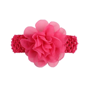 Détails de la fleur en mousseline rose et du bandeau tricoté respirant pour bébé