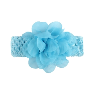 Détail du bandeau élastique en tricot avec fleur en mousseline bleu ciel pour bébés