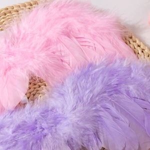 Vue détaillée d'ailes d'ange en plumes roses et violettes sur fond tressé rustique