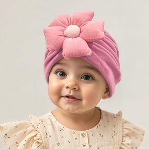 Dettaglio del turbante rosa per neonati con una grande decorazione floreale in rilievo