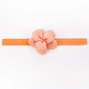 Dettaglio della fascia elastica corallo per neonati con fiore in tessuto morbido