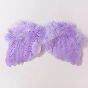 Gros plan détaillé d'ailes d'ange violet clair montrant la texture et les couches de plumes