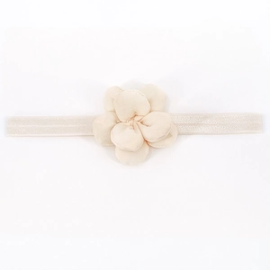Primo piano della fascia elastica per neonati con fiore di stoffa rosa multistrato