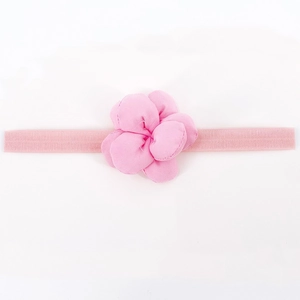 Dettaglio fascia neonata con fascia elastica rosa testurizzata e fiore in tessuto 3D