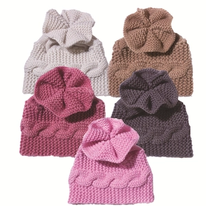 Bonnets en grosse maille pour bébé avec détail floral en cinq couleurs variées