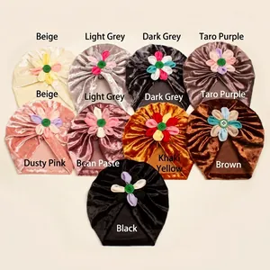 Détail de turbans en velours pour bébé en neuf couleurs avec fleurs et boutons décoratifs
