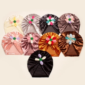 Bonnets bébé en velours doré avec fleurs 3D déclinés en neuf couleurs variées