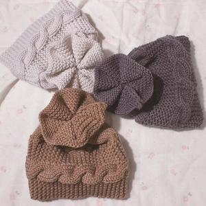 Bonnets d'hiver en tricot pour bébé avec décor floral et torsades en trois couleurs douces