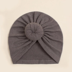 Detailansicht der weichen dunkelgrauen Baby-Turbanmütze mit Falten und Donut-Knoten
