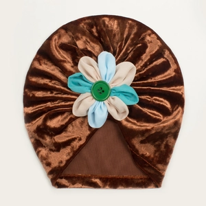 Bonnet turban en velours pour bébé avec fleur en tissu coloré et bouton vert élégant